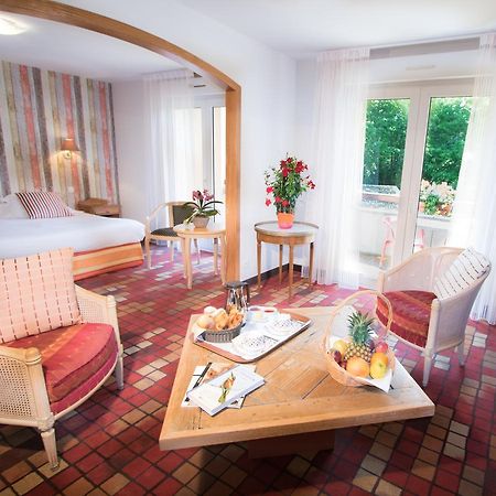 Les Trois Soleils Hotel Saint Cere Bagian luar foto