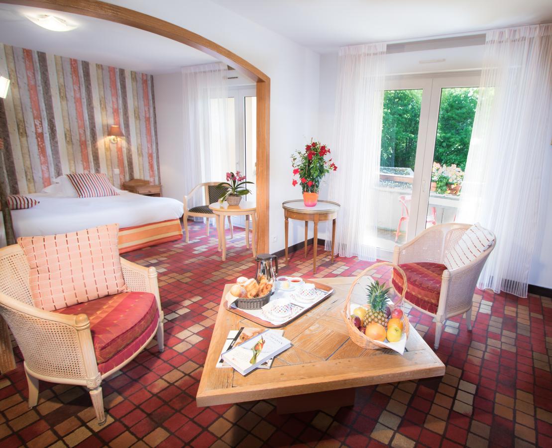 Les Trois Soleils Hotel Saint Cere Bagian luar foto