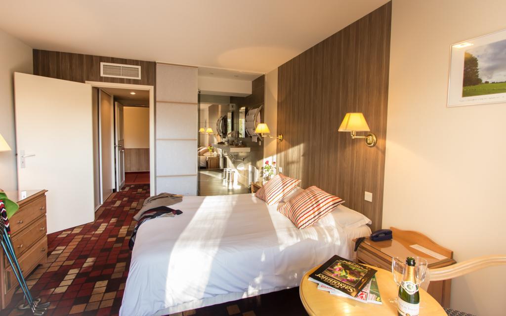 Les Trois Soleils Hotel Saint Cere Bagian luar foto