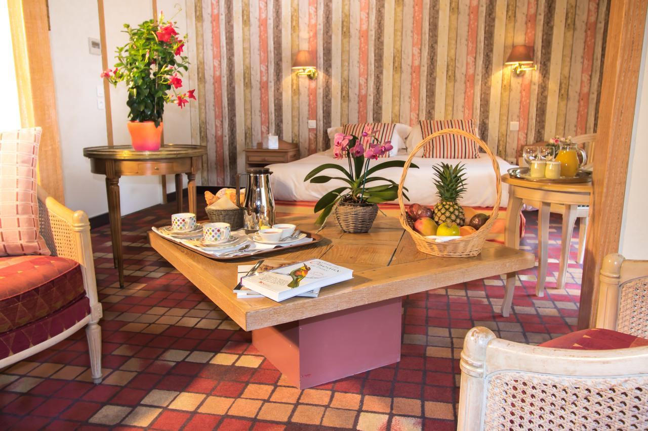 Les Trois Soleils Hotel Saint Cere Bagian luar foto